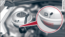Motorový prostor: značky na vyrovnávací nádržce chladicí kapaliny