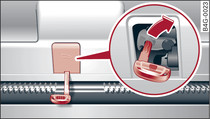 Внутренняя поверхность крышки багажника: доступ к аварийной деблокировке