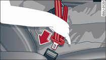 Sedadlo řidiče: zámek a jazýček bezpečnostního pásu