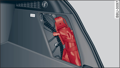 Prawa strona bocznej tapicerki w przestrzeni bagażnika: torba na narzędzia samochodowe i podnośnik