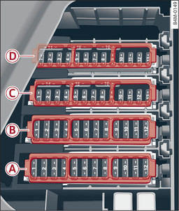 Rys. 345Przestrzeń bagażnika z lewej: listwa bezpieczników z pałąkiem z tworzywa