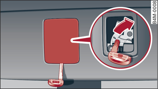 Илл. 34 Внутренняя поверхность двери багажника: доступ к аварийной деблокировке