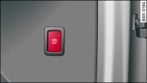 Открытая дверь со стороны водителя, боковая обшивка: кнопка контроля салона и противобуксировочного контроля