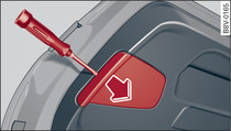 Открытая внутренняя обивка крышки багажника: снять крышку