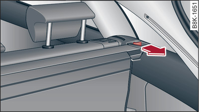 Přední část zavazadlového prostoru vpravo: demontáž krytu zavazadlového prostoru