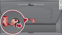Vue partielle du coffre à bagages : accès au déverrouillage d'urgence