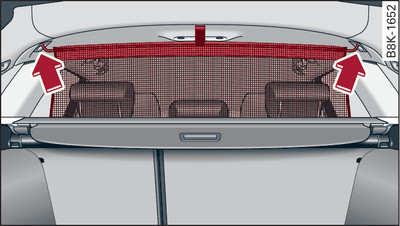 Derrière la banquette arrière : accrochage du filet de séparation