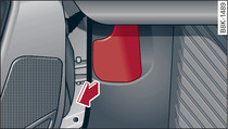 Pormenor da zona dos pés do lado do condutor: Alavanca de desbloqueio