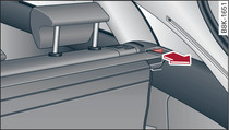 Правая передняя часть багажника: демонтаж полога багажника