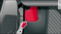 Pormenor da zona dos pés do lado do condutor: alavanca desbloqueadora