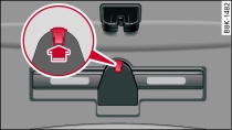 Знак аварийной остановки в двери багажника