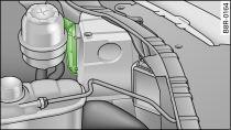 Ausschnitt Motorraum: Deckel markiert (Scheinwerfer noch eingebaut)