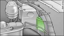 Vue partielle du compartiment-moteur : couvercle