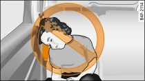 Principeafbeelding van een gevaarlijke zitpositie in het werkingsgebied van de zij-airbag