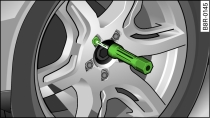 Замена колеса: внутренний шестигранник для вращения болтов